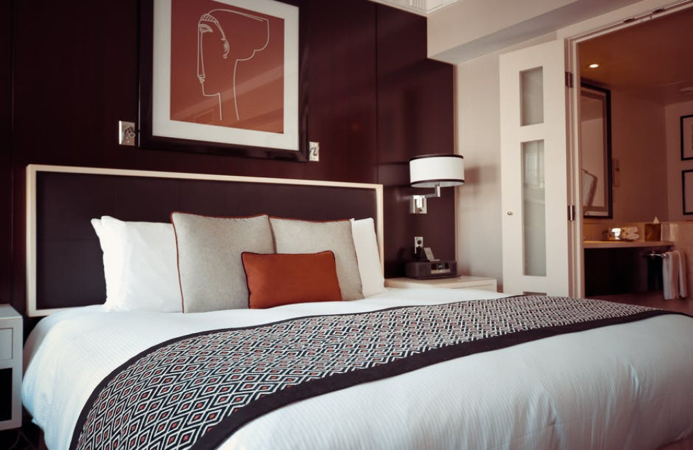 Wat is het goedkoopste hotel in Amsterdam met goede beoordelingen?